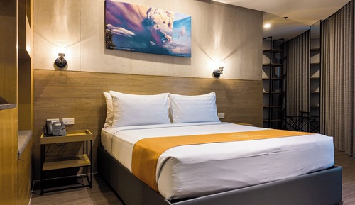 Deluxe Queen Suite
