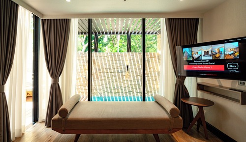 Glass Studio w/ Pool (King / Twin Bed)