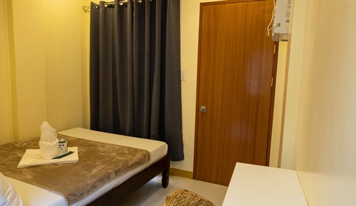 Deluxe Room, 1 Queen Bed, Non Smoking, Private Bathroom