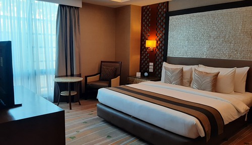 Suite, 1 King Bed, Non Smoking, Refrigerator