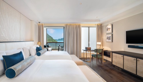 Suite, 2 Double Beds, Partial Sea View