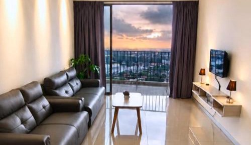 Three-Bedroom Apartment with Balcony