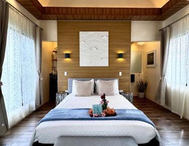 Deluxe Room (2 Adults + 1 Child)