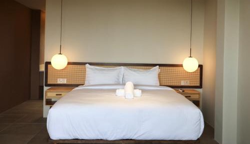 Deluxe Bathtub Room with City View