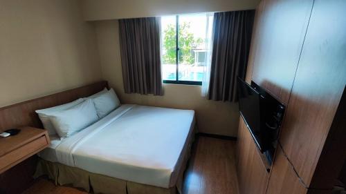 Queen Room with Pool View