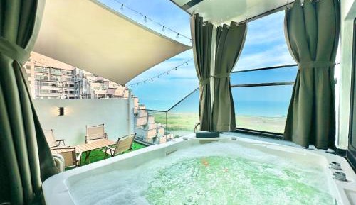 Deluxe One-Bedroom Apartment with Ocean View