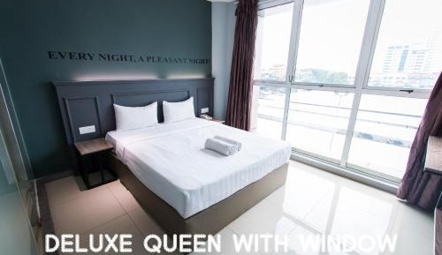 Deluxe Queen Room with Window