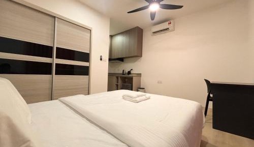 Deluxe Queen Suite
