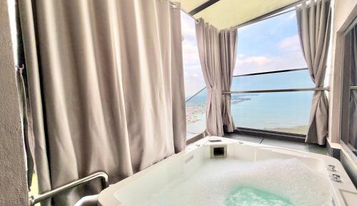 Deluxe One-Bedroom Apartment with Ocean View