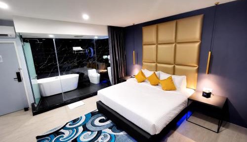 Deluxe Suite with Bathtub