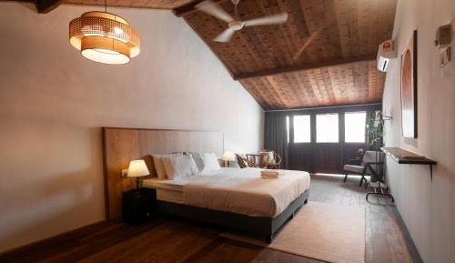Deluxe King Suite with City View