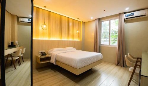 Deluxe Queen Room