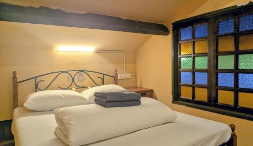 Private Double Room with Shared Bathroom