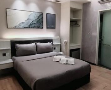 Deluxe Queen Room