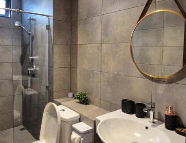 Queen Suite with Pool View