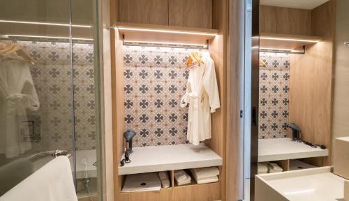 2 Twin 1 Bedroom Suite City View Lounge Access
