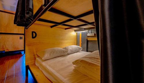 Double Bed in 8 Bed Mixed Dorm (Shared Bathroom)