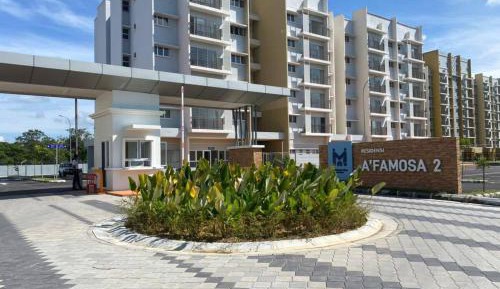Three-Bedroom Apartment with Mountain View