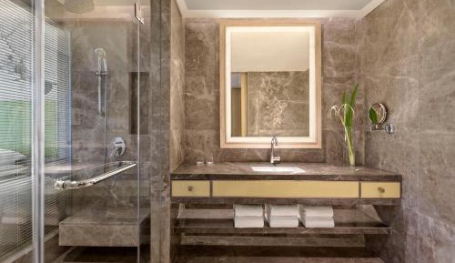 Deluxe Guest Room, 1 King, City View