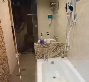 Deluxe Queen Suite