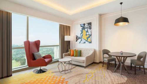1 King Bed, Club Lounge Access, Suite