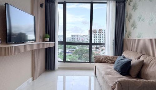 One-Bedroom Apartment with City View