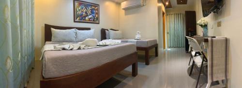 Queen Suite with Pool View