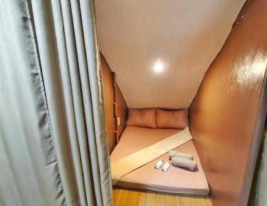 Single Bed in Mixed Dormitory Room