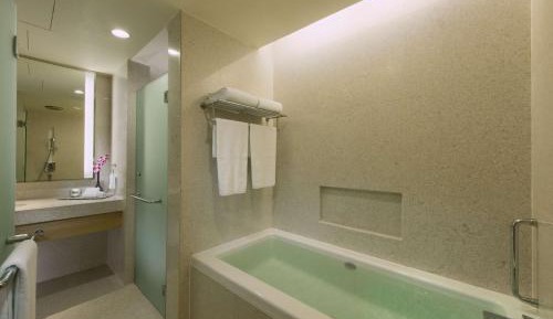 Deluxe King Suite with Lounge Access