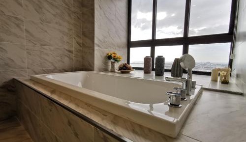Deluxe King Studio (Private Bathtub & Partial Sea View)