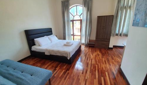 Deluxe Queen Suite