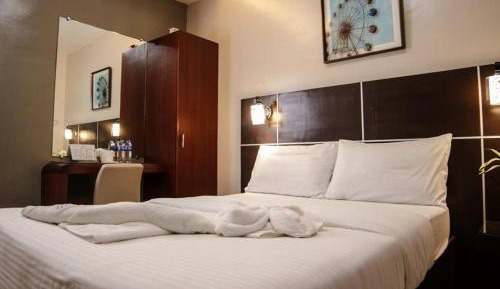 Deluxe Queen Suite