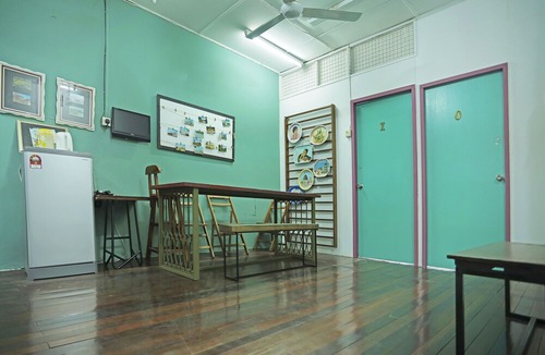 Kampung Lintang House | OYO 90571 Red Door Homestay