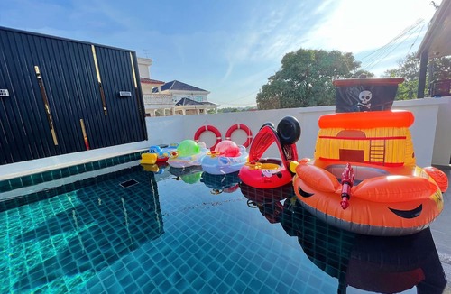 Paya Ikan Villa | Dato Villa Luxury Homestay 26pax 12min to Jonker Karaoke Private Swimming Pool