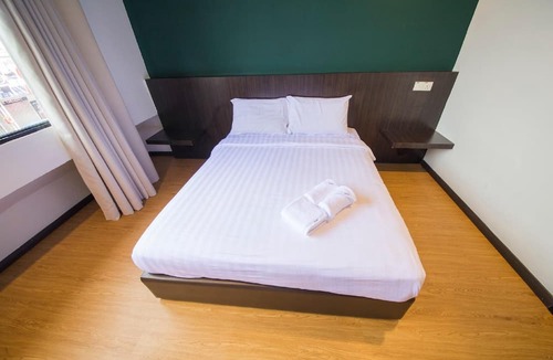 Pegawai Hotel | Room V Jalan Jenang