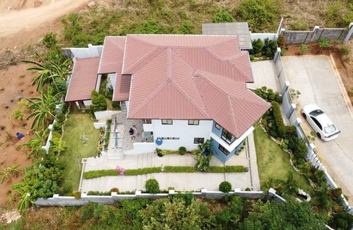 Mariveles Villa | Villa - Sleeps 10 - Communal Pool - Parking