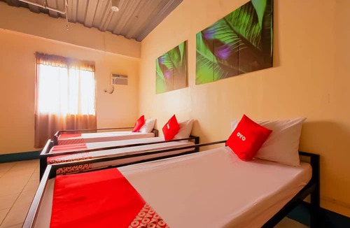 Loyola Heights Hotel | OYO 809 Crowne One Condo