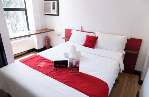 San Dionisio Hotel | Reddoorz Plus Near Bamboo Organ Las Pinas