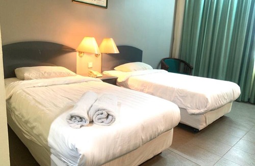Mentakab Hotel | Super OYO Capital O 90146 Alh Continental Resort