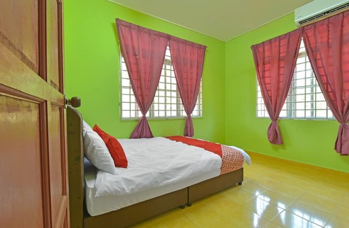 Kampung Penarik Hotel | OYO 90744 Bari Indah Beach Resort