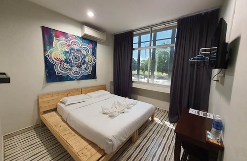 Kampung Bakau Tinggi Hotel | De Chukai Hotel