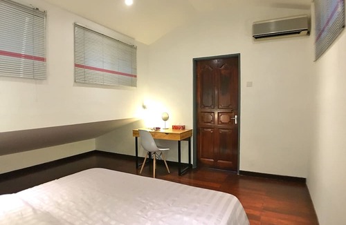 Downtown George Town House | iBook10 Deluxe Loft Suite Room by iBook Homestay