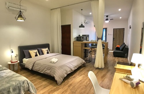 Downtown George Town House | iBook4 Deluxe 2 Bedroom Gurney Suite by iBook Homestay