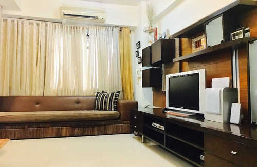 Bonifacio Global City Condo | Homely Apartment with a pool view