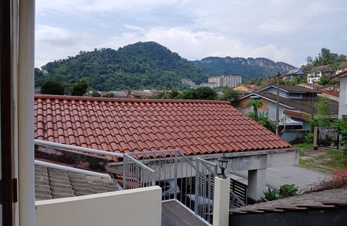 Kelang Gates Baharu House | Serene Mountain Retreat in KL - Entire House for Rent
