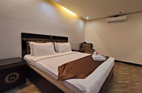Ermita Night District Hotel | Manila Crown Palace Hotel