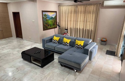 Taman Desa Tebrau House | Cozy Johor Bahru Home With Family Room and Unblock Balcony View