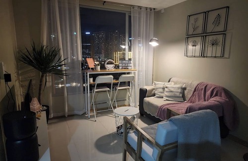 Pasig Condo | Panoramic Skyline Views Cozy Vibes Near It All