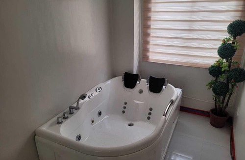 Lipa House | Serenity Home with Indoor Jacuzzi