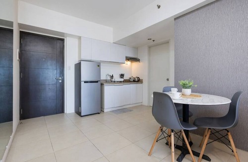 Lahug Apartment | Furnished 1BR | City View, WiFi, Netflix and Pool